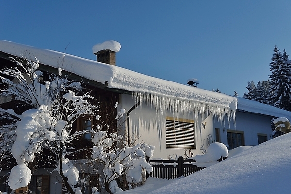 포토 JPG 해외이미지 주간 겨울 하늘 주택 사람없음 야외 눈 고드름 겨울풍경 눈덮임 해외포토 자연요소 계절 컨셉 날씨 풍경 건물 얼음 파일형식 이미지허브