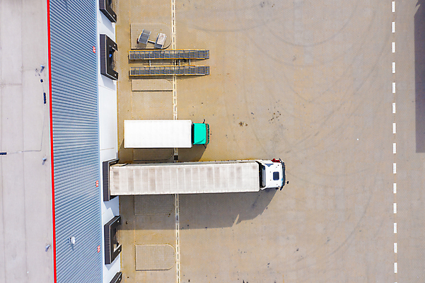 포토 JPG 해외이미지 유럽 산업 도로 비즈니스 공장 교통시설 자동차 독일 안테나 사람없음 화물 상품 컨테이너 창고 시설 상업 수납 짐차 무거움 트레일러 물류 폴란드 드론 분배 수입 조감도 해외포토 나라 길 육상교통 교통 통신 공업 운송업 무게 파일형식 이미지허브