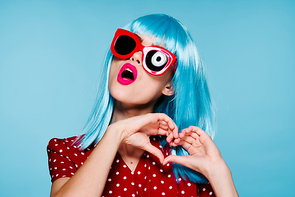 포토 JPG 해외이미지 여자 하늘색 입벌림 한명 상반신 성인 앞모습 선글라스 가발 손하트 성인여자한명만 힙스터 해외포토 1 패션 안경 뷰포인트 표정 사람 손짓 파란색 여자한명만 성인여자만 파일형식 이미지허브