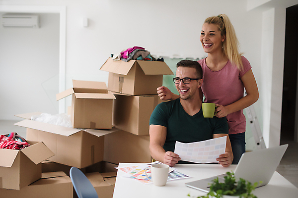 포토 JPG 해외이미지 부부 여자 남자 행복 화초 의자 사랑 들기 상반신 성인 두명 옆모습 컵 노트북 상자 책상 문서 이삿짐 성인만 해외포토 식물 식기 커플 감정 뷰포인트 가구 모션 사람 전자제품 이사 파일형식 이미지허브