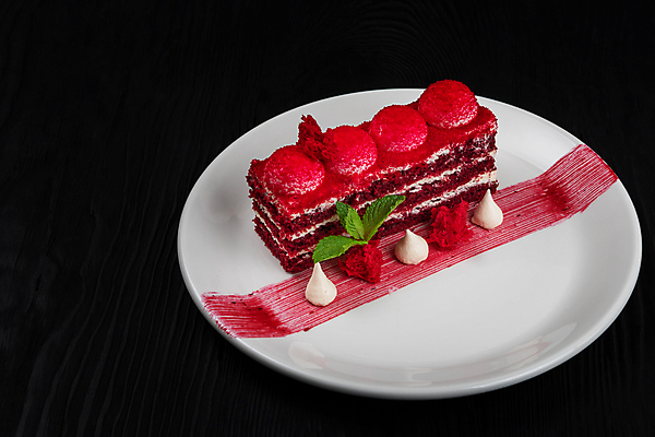 포토 JPG 해외이미지 접시 검은배경 실내 사람없음 케이크 민트 크림 플레이팅 레드벨벳 해외포토 식기 백그라운드 디저트 내부 검은색 상차림 허브 파일형식 이미지허브