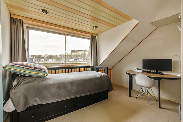 포토 JPG 해외이미지 의자 창문 베개 실내 사람없음 인테리어 모니터 침실 침대 책상 심플 해외포토 디자인 가구 침구 내부 컴퓨터 파일형식 이미지허브