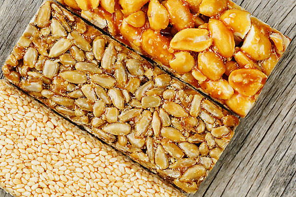 포토 JPG 해외이미지 실내 사람없음 세개 땅콩 에너지바 참깨 해바라기씨 나무배경 해외포토 음식 백그라운드 3 씨앗 내부 견과류 깨 파일형식 이미지허브