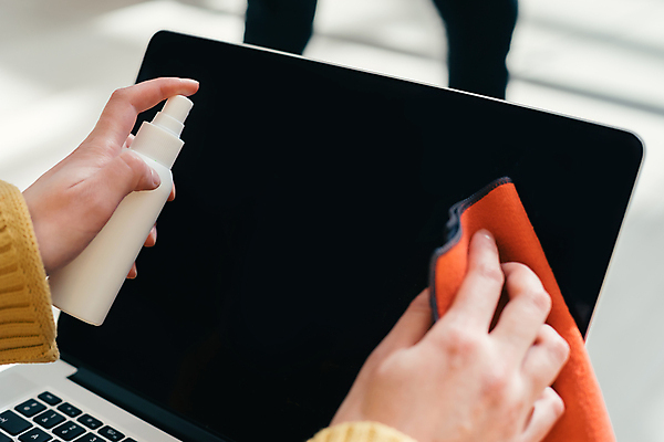 포토 JPG 해외이미지 라이프스타일 손 건강 안전 사람 사람없음 노트북 스크린 공구 직물 키보드 업무 도움 액체 바이러스 보호 빨래 위험 플라스틱 청소 세제 오브젝트 냅킨 감염 분무기 걸레 닦기 청소부 박테리아 돌봄 소독 위생관리 짜기 살균 많음 카피스페이스 해외포토 직업 컨셉 가사 의학 모션 재질 관리 생활 신체부위 전자제품 공백 도구 작업 청소도구 파일형식 이미지허브