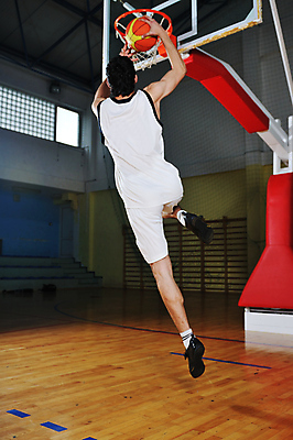 포토 JPG 해외이미지 전신 남자 스포츠 농구 농구공 실내 한명 성인 뒷모습 점프 잡기 슛 농구대 덩크 성인남자한명만 해외포토 1 뷰포인트 공 모션 사람 내부 구기 골대 남자한명만 성인남자만 파일형식 이미지허브