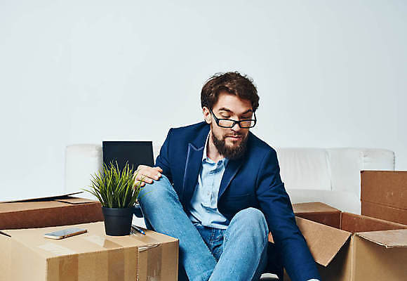 포토 JPG 해외이미지 백인 남자 실내 한명 앉기 상반신 성인 앞모습 상자 소파 비즈니스맨 이사 이삿짐 짐싸기 성인남자한명만 안경낌 해외포토 서양인 1 안경 뷰포인트 의자 비즈니스 모션 사람 내부 직장인 남자한명만 성인남자만 파일형식 이미지허브