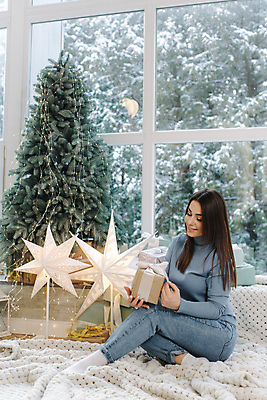 포토 JPG 해외이미지 나무 라이프스타일 남자 딸 행복 어린이 크리스마스 겨울 창문 가족 엄마 휴가 새로움 새해 주택 함께함 선물 한명 미소 사람 소년 장식 책 크리스마스트리 축하 아빠 읽기 자매 형제 조부모 스타일 해외포토 식물 1 계절 여자 기념일 감정 컨셉 관계 모션 표정 건물 생활 파일형식 이미지허브