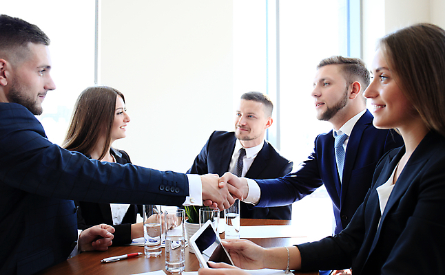 포토 JPG 해외이미지 서양인 여자 남자 회사 악수 앉기 정장 여러명 상반신 성인 앞모습 옆모습 태블릿 펜 마주보기 잡기 비즈니스맨 비즈니스우먼 물컵 성인만 해외포토 외국인 옷 뷰포인트 다수 비즈니스 모션 사람 손짓 컵 전자제품 스마트기기 필기구 직장인 파일형식 이미지허브