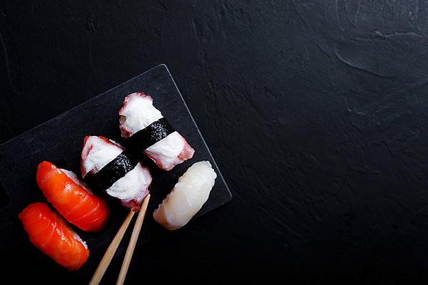 포토 JPG 해외이미지 전통 접시 아시아 음식 백그라운드 젓가락 밥 새우 건강 어류 요리 동양인 사람없음 빨간색 초록색 세트 식당 일본 검은색 식사 저녁식사 초밥 회 흰색 신선 해조류 맛 두루마리 고추냉이 참치 해산물 메뉴 날것 롤 연어 생강 아보카도 점심식사 고립 맛있는 해외포토 식기 나라 컬러 컨셉 채소 과일 수저 갑각류 인종 상점 수중동물 양념 해양식물 일본음식 파일형식 이미지허브