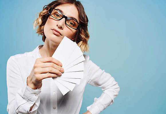 포토 JPG 해외이미지 서양인 여자 허리손 명함 프레임 한명 들기 상반신 성인 앞모습 사각형 집중 보여주기 주목 성인여자한명만 해외포토 도형 외국인 1 뷰포인트 포즈 컨셉 모션 사람 여자한명만 성인여자만 파일형식 이미지허브