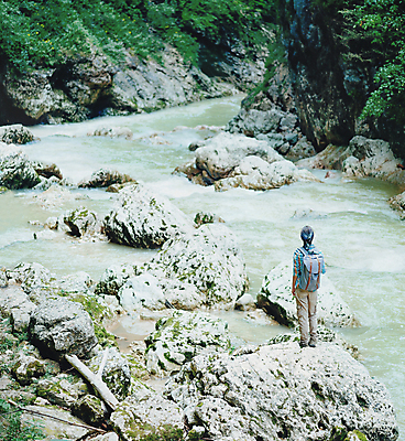 포토 JPG 해외이미지 백인 1 여자 여행 배낭 자연 휴식 한명 사람 야외 여름 강 하이킹 바위 모험가 해외포토 서양인 계절 컨셉 가방 레저 돌_바위 생태계 파일형식 이미지허브