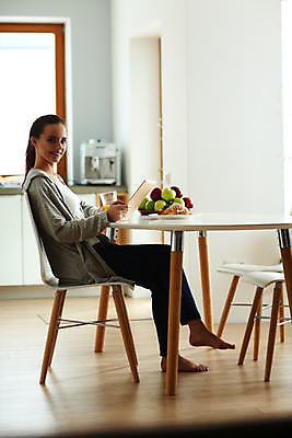 포토 JPG 해외이미지 백인 라이프스타일 여자 행복 얼굴 인터넷 오렌지 탁자 아침 주택 실내 미소 앉기 성인 사람없음 내부 뷰티 알약 우주 주방 주스 흰색 비즈니스우먼 아침식사 책상 주부 와이파이 해외포토 주간 서양인 감정 음료 컬러 가구 과일 비즈니스 모션 표정 사람 건물 생활 신체부위 약 식사 직장인 무선인터넷 파일형식 이미지허브