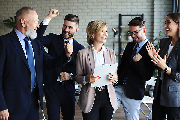 포토 JPG 해외이미지 서양인 여자 남자 회사 웃음 들기 정장 여러명 상반신 성인 앞모습 옆모습 주먹 업무 비즈니스맨 비즈니스우먼 박수 서류판 성인만 해외포토 외국인 옷 뷰포인트 다수 비즈니스 모션 표정 사람 손짓 사무용품 작업 직장인 파일형식 이미지허브