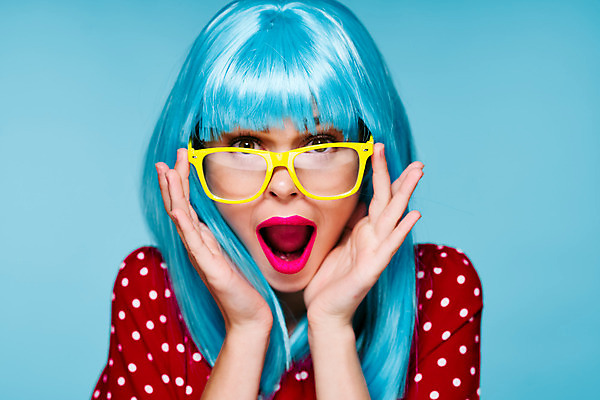 포토 JPG 해외이미지 여자 하늘색 입벌림 한명 상반신 성인 앞모습 놀람 가발 성인여자한명만 안경낌 힙스터 해외포토 1 패션 감정 안경 뷰포인트 표정 사람 파란색 여자한명만 성인여자만 파일형식 이미지허브
