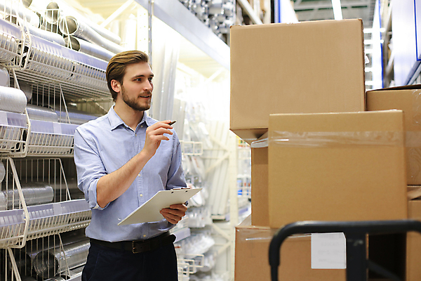 포토 JPG 해외이미지 서양인 남자 회사 한명 들기 정장 손짓 상반신 성인 옆모습 펜 업무 비즈니스맨 평가 점검 물류창고 서류판 성인남자한명만 해외포토 외국인 1 옷 뷰포인트 비즈니스 모션 사람 필기구 사무용품 작업 직장인 창고 남자한명만 성인남자만 파일형식 이미지허브