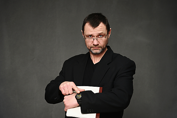 포토 JPG 해외이미지 직업 손 응시 남자 행복 안경 얼굴 시계 백그라운드 생각 겨울 비즈니스 손가락 성공 노동자 한명 미소 사람 성인 숫자 유행 가리킴 표현 시간 업무 비즈니스맨 자신감 시원함 스웨터 스마트 손목시계 속도 경영자 인도네시아 양모 고립 마감 혼란 스타일 해외포토 문자 1 시선 잡화 계절 감정 아시아 컨셉 상의 장신구 표정 손짓 신체부위 직물 작업 직장인 리더 파일형식 이미지허브