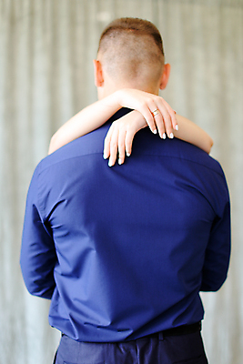 포토 JPG 해외이미지 백인 모델 라이프스타일 커플 응시 여자 남자 행복 결혼 백그라운드 가족 관계 포옹 결혼식 남편 주택 사랑 한명 사람 성인 뷰티 유행 놀람 낭만 흰색 아내 화려 고급 우아함 닫기 순간 스타일 해외포토 서양인 1 시선 감정 컬러 컨셉 안기 모션 표정 이벤트 건물 생활 파일형식 이미지허브