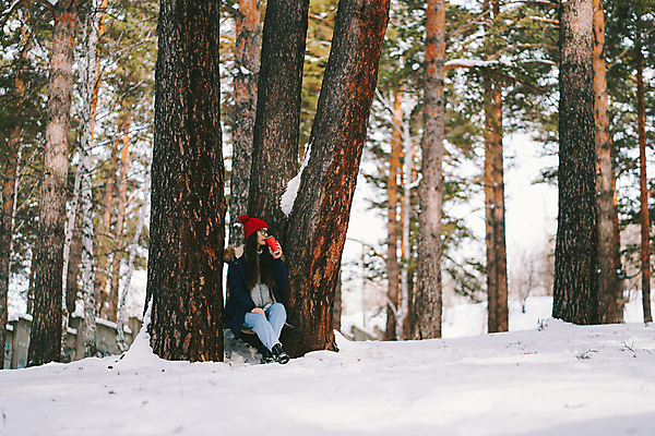 포토 JPG 해외이미지 백인 모자 공원 안경 커피 음료 자연 휴가 한명 미소 앉기 빨간색 기쁨 차 숲 성인여자만 해외포토 서양인 1 잡화 공공시설 감정 컬러 모션 표정 사람 생태계 여자만 성인만 파일형식 이미지허브
