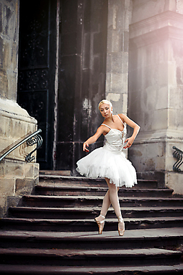 포토 JPG 해외이미지 전신 여자 예술 한명 서기 성인 옆모습 계단 우아함 유연 발레리나 역동적 발레복 발레동작 손뻗기 단아함 성인여자한명만 해외포토 1 옷 뷰포인트 포즈 컨셉 모션 사람 발레 여자한명만 성인여자만 파일형식 이미지허브