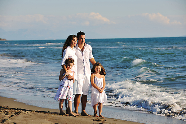 포토 JPG 해외이미지 주간 전신 백인 라이프스타일 남자 딸 행복 어린이 모래 바다 여행 가족 하늘 엄마 휴가 함께함 사랑 서기 사람 여러명 성인 해변 야외 앞모습 옆모습 기쁨 아빠 해외포토 자연요소 서양인 감정 뷰포인트 다수 컨셉 관계 모션 생활 파일형식 이미지허브