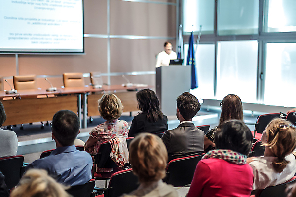 포토 JPG 해외이미지 여자 남자 비즈니스 실내 앉기 여러명 상반신 성인 뒷모습 아웃포커스 듣기 소프트포커스 강의 강당 세미나 성인만 해외포토 뷰포인트 다수 모션 촬영기법 사람 내부 파일형식 이미지허브