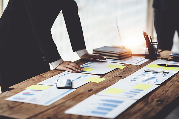 포토 JPG 해외이미지 여자 비즈니스 회의 그래프 한명 서기 상반신 성인 옆모습 사무실 자료 업무 책상 문서 성인여자한명만 해외포토 1 뷰포인트 가구 모션 사람 작업 여자한명만 성인여자만 파일형식 이미지허브