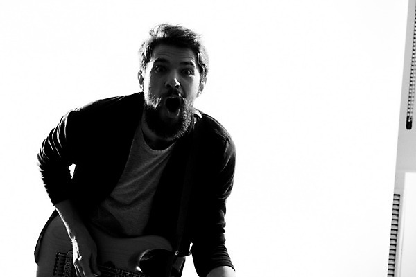 포토 JPG 해외이미지 남자 흑백 한명 상반신 성인 앞모습 외침 기타 매기 기타리스트 로큰롤 락스타 성인남자한명만 해외포토 1 음악 뷰포인트 모션 현악기 촬영기법 사람 소리 연주자 남자한명만 성인남자만 파일형식 이미지허브