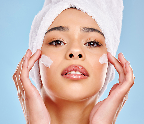 포토 JPG 해외이미지 응시 여자 한명 상반신 성인 수건 뷰티 바르기 수분크림 성인여자한명만 해외포토 1 시선 모션 사람 위생용품 화장품 여자한명만 성인여자만 파일형식 이미지허브