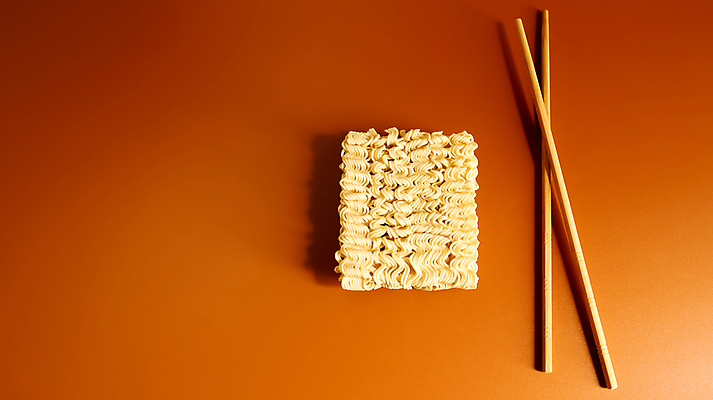 포토 JPG 해외이미지 전통 접시 아시아 문화 음식 백그라운드 젓가락 건조 패스트푸드 파스타 요리 동양인 사람없음 노란색 우주 주방 일본 식사 저녁식사 중국 면 막대기 맛 아침식사 폐기물 상품 밀 먹기 속도 국수 질감 날것 칼로리 점심식사 고립 생식 순간 해로움 해외포토 식기 나라 컬러 컨셉 모션 곡류 서양음식 수저 인종 면류 인스턴트 쓰레기 파일형식 이미지허브