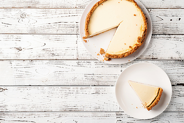 포토 JPG 해외이미지 접시 디저트 실내 사람없음 하이앵글 치즈케이크 나무배경 해외포토 식기 음식 뷰포인트 백그라운드 내부 케이크 파일형식 이미지허브