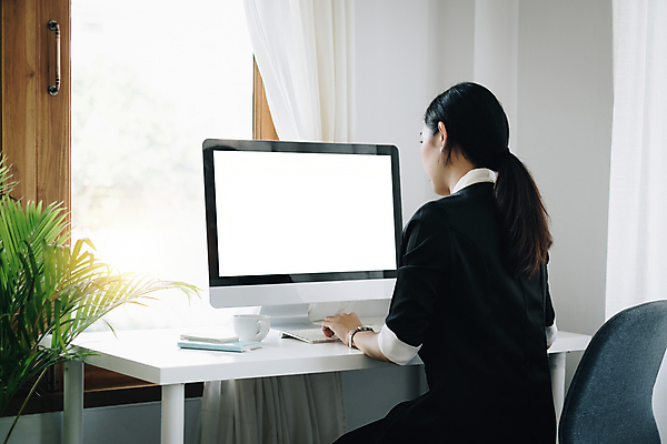 포토 JPG 해외이미지 응시 여자 한명 앉기 동양인 상반신 성인 뒷모습 모니터 비즈니스맨 비즈니스우먼 문서 성인여자한명만 해외포토 1 시선 남자 뷰포인트 비즈니스 모션 사람 인종 컴퓨터 직장인 여자한명만 성인여자만 파일형식 이미지허브