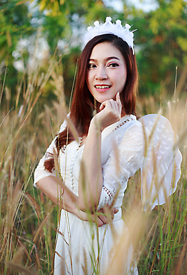 포토 JPG 해외이미지 모델 드레스 여자 꽃 행복 밭 날개 태국 자연 왕관 천사 갈색머리 한국 한명 사람 동양인 야외 초록색 여름 태양 뷰티 섹시 유행 일본 중국 봄 꿈 낭만 흰색 황금 숲 깃털 천국 해외포토 자연요소 식물 1 헤어스타일 옷 계절 감정 아시아 컬러 컨셉 농업 인종 생태계 파일형식 이미지허브