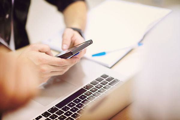 포토 JPG 해외이미지 손 비즈니스 실내 들기 아웃포커스 신체부위 노트북 스마트폰 펜 다이어리 소프트포커스 세미나 해외포토 모션 촬영기법 사람 내부 전자제품 핸드폰 스마트기기 필기구 사무용품 파일형식 이미지허브