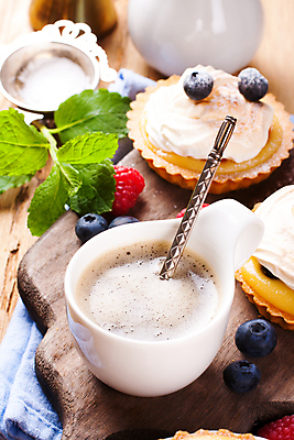 포토 JPG 해외이미지 커피 음식 사람없음 아침식사 블루베리 나무도마 타르트 해외포토 음료 빵 과일 도마 목재 식사 파이_빵 파일형식 이미지허브