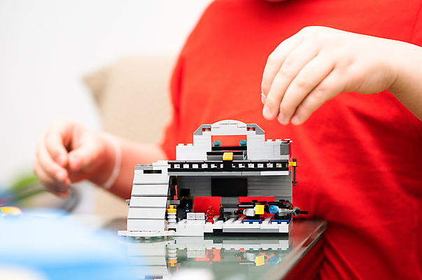 포토 JPG 해외이미지 백인 교육 남자 행복 감정 어린이 장난 학교 놀이 바닥 주택 아이디어 함께함 기술 실내 창조 사람 소년 사람없음 학습 컬러풀 장난감 유치원 놀이방 기쁨 방 게임 흰색 플라스틱 로봇 큐브 개발 걸음마 해외포토 서양인 컬러 컨셉 모션 재질 내부 건물 파일형식 이미지허브