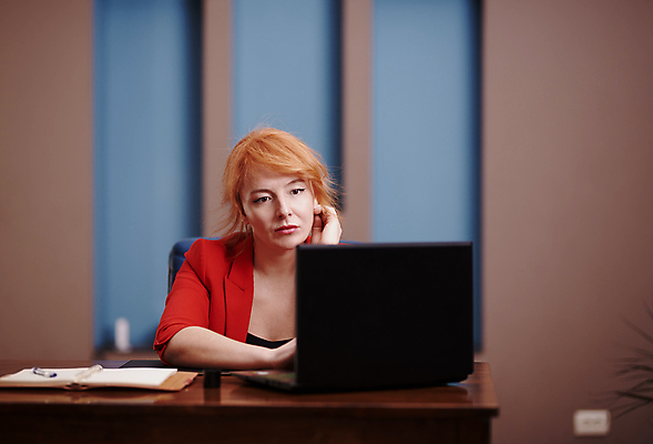 포토 JPG 해외이미지 백인 라이프스타일 여자 인터넷 비즈니스 통신 무선통신 실내 한명 앉기 상반신 가로 빨간색 노트북 사무실 작업 직장인 비즈니스우먼 전문직 상담원 연결 종업원 집중 책상 상담 경영자 심플 예복 온라인 빨간머리 심각 웨어러블 브레인스토밍 해외포토 서양인 직업 1 헤어스타일 옷 컬러 가구 컨셉 모션 사람 내부 생활 전자제품 사무원 리더 파일형식 이미지허브