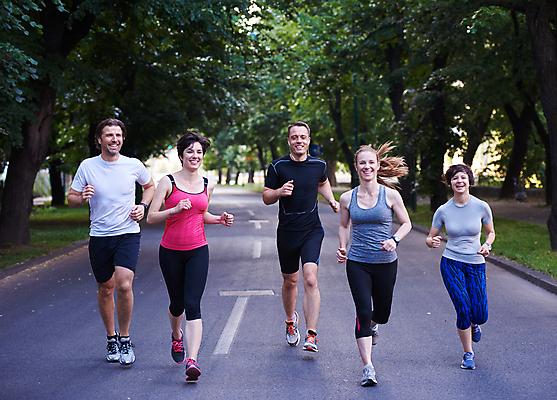 포토 JPG 해외이미지 주간 전신 나무 여자 남자 도로 함께함 여러명 성인 야외 앞모습 달리기 조깅 마라톤 달리기선수 성인만 해외포토 자연요소 식물 길 뷰포인트 다수 컨셉 교통시설 모션 사람 경기 운동 육상스포츠 육상선수 파일형식 이미지허브