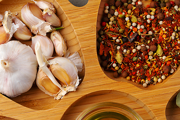 포토 JPG 해외이미지 식재료 실내 마늘 근접촬영 사람없음 혼합 향신료 담기 나무접시 통마늘 해외포토 접시 뷰포인트 채소 모션 내부 향미료 파일형식 이미지허브