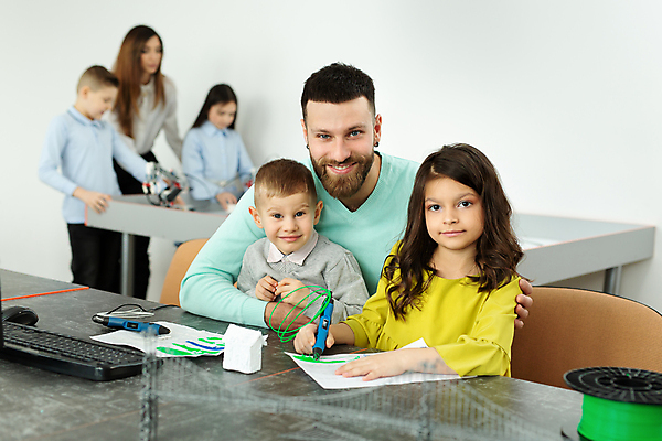 포토 JPG 해외이미지 학생 여자 남자 어린이 안기 실내 들기 앉기 소년 여러명 상반신 성인 앞모습 학습 교사 과학기술 작업 제조 어깨에손 3D펜 4차산업 해외포토 직업 교육 산업 뷰포인트 다수 모션 기술 사람 내부 펜 파일형식 이미지허브