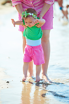포토 JPG 해외이미지 주간 전신 여자 행복 어린이 모녀 성인 해변 야외 두명 앞모습 여름휴가 바캉스 하반신 잡기 손뻗기 여자만 해외포토 자연요소 딸 감정 바다 뷰포인트 가족 모션 엄마 휴가 사람 파일형식 여름_계절 이미지허브