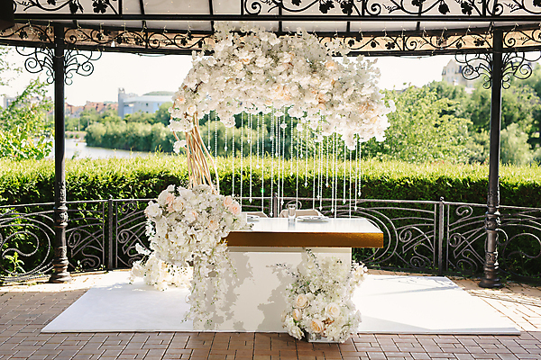 포토 JPG 해외이미지 나무 꽃 탁자 사람없음 야외 울타리 기둥 화려 보석 풀숲 결혼소품 해외포토 식물 건축 가구 결혼 컨셉 담장 숲 광석 오브젝트 파일형식 이미지허브