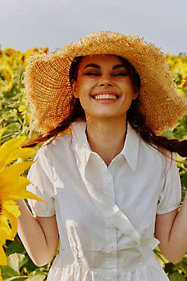 포토 JPG 해외이미지 주간 여자 꽃밭 양갈래머리 해바라기 한명 웃음 상반신 성인 야외 앞모습 밀짚모자 성인여자한명만 해외포토 자연요소 모자_잡화 1 헤어스타일 꽃 뷰포인트 표정 사람 여자한명만 성인여자만 파일형식 이미지허브
