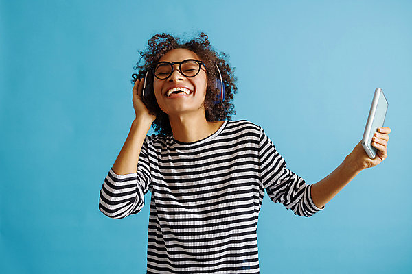 포토 JPG 해외이미지 여자 실내 한명 웃음 들기 상반신 성인 앞모습 스마트폰 눈감음 헤드셋 즐거움 파란배경 성인여자한명만 안경낌 해외포토 1 감정 안경 뷰포인트 음향기기 백그라운드 모션 표정 사람 내부 파란색 핸드폰 스마트기기 헤드폰 여자한명만 성인여자만 파일형식 이미지허브