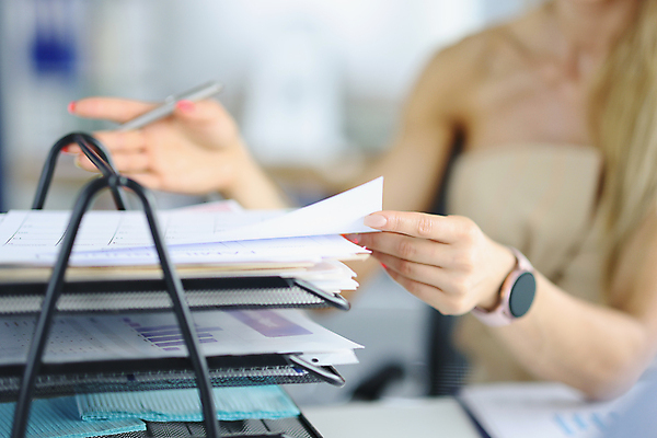 포토 JPG 해외이미지 직업 손 여자 종이 회사 비즈니스 탁자 성공 노동자 직장 실내 한명 정장 내부 사무실 펜 방 성장 기록 못 목표 은색 계획 손톱관리 종업원 캐비닛 가득함 스마트 책상 문서 바쁨 광택 비서 문제 재촉 개발 골 프로젝트 해외포토 1 옷 컬러 가구 컨셉 사람 신체부위 필기구 공구 네일아트 사물함 파일형식 이미지허브