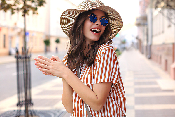 포토 JPG 해외이미지 주간 응시 여자 거리 한명 웃음 상반신 성인 야외 옆모습 선글라스 맑음 도시 성인여자한명만 해외포토 자연요소 1 시선 안경 뷰포인트 날씨 표정 사람 여자한명만 성인여자만 파일형식 이미지허브