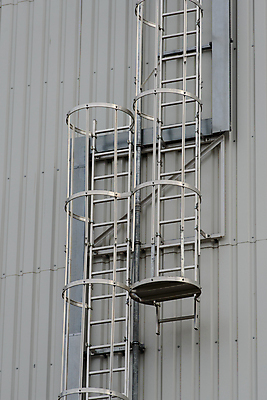 포토 JPG 해외이미지 디자인 외관 산업 벽 백그라운드 건축양식 사다리 공장 불 출입구 주택 안전 사람없음 야외 건물 파란색 사무실 문 계단 금속 회색 흰색 긴급 도시 보호 철 단계 대피 철강 철책 해외포토 자연요소 건축물 건축 컬러 컨셉 비즈니스 공업 재질 도구 파일형식 이미지허브