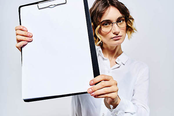 포토 JPG 해외이미지 서양인 여자 종이 프레임 한명 들기 상반신 성인 앞모습 사각형 집중 보여주기 서류판 주목 성인여자한명만 해외포토 도형 외국인 1 뷰포인트 컨셉 모션 사람 사무용품 여자한명만 성인여자만 파일형식 이미지허브