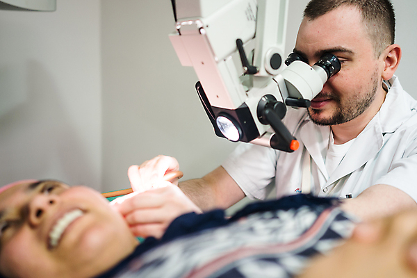 포토 JPG 해외이미지 직업 응시 남자 유니폼 건강 병원 현미경 한명 사람 치료 약 고통 장비 시험 환자 의사 기구 질병 이슬람교 청소 확인 귀 감염 방문 문제 청각 돌봄 아랍어 해외포토 1 시선 옷 교육 감정 종교 의학 모션 실험기구 신체부위 의료진 파일형식 이미지허브