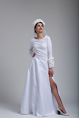 포토 JPG 해외이미지 모델 응시 드레스 여자 웨딩드레스 허리손 포즈 결혼 백그라운드 한명 서기 성인 앞모습 우아함 성인여자한명만 해외포토 1 시선 옷 뷰포인트 컨셉 모션 사람 이벤트 여자한명만 성인여자만 파일형식 이미지허브