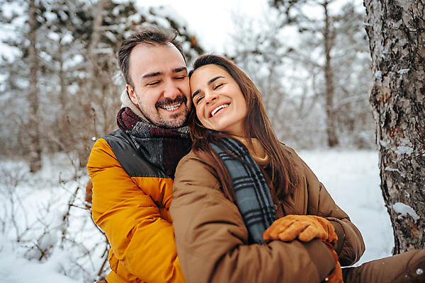 포토 JPG 해외이미지 주간 커플 여자 남자 행복 겨울 웃음 상반신 성인 야외 두명 앞모습 눈감음 백허그 성인만 해외포토 자연요소 계절 감정 뷰포인트 관계 모션 포옹 표정 사람 파일형식 이미지허브